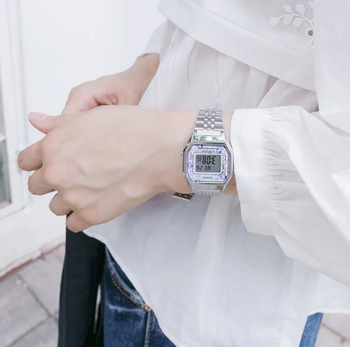 LA-680WA-2C Reloj Casio para Mujer, Vintage Clásico Illuminator - Image 2
