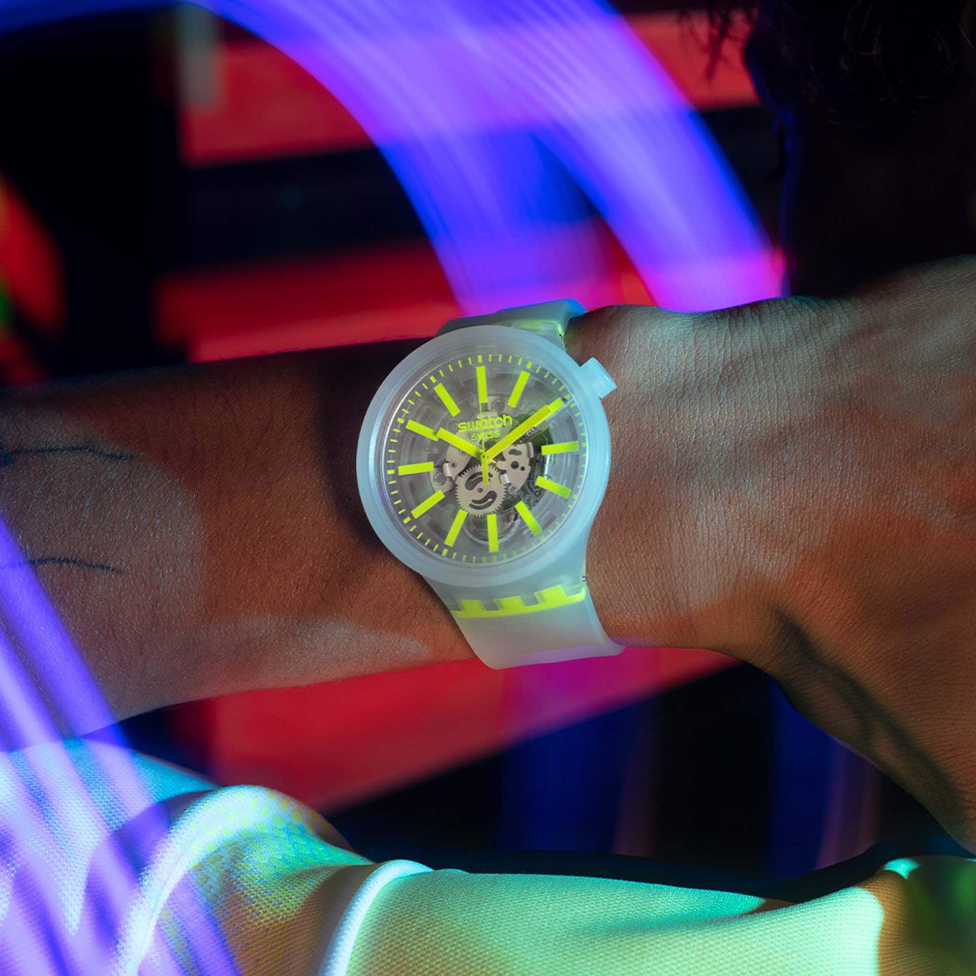 SO27E103 Reloj Swatch Yellowinjelly de caballero banda de caucho - Image 4